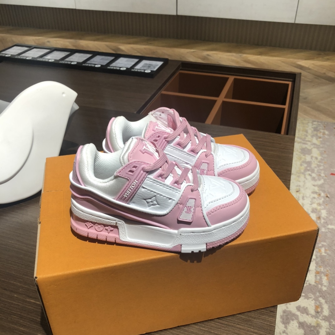 Children's shoes child